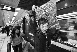 穿黑丝坐高铁回家过年,镜头角度不对劲的动态图藏着啥秘密?