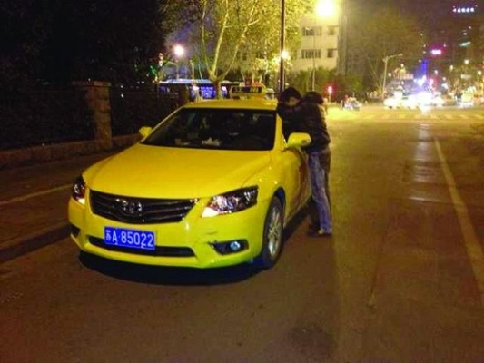 《赛博朋克2077》体验驾驶乐趣，轻松赚取现金，成为街头最潮出租车司机