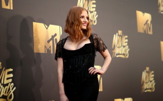 寡姐惊艳亮相！性感英伦风助阵《复联4》影迷盛宴