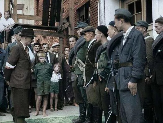波兰英勇抗争，华沙二战新预告见证民族觉醒力量