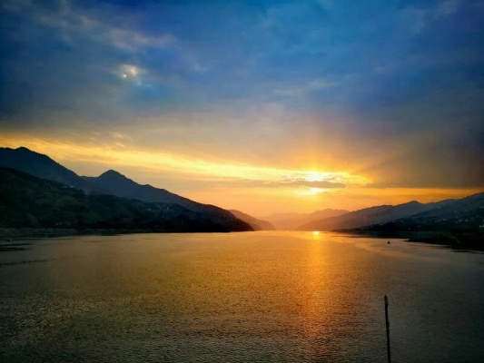 长江日出,无双画卷映新辉 长江日出,无双画卷映新辉