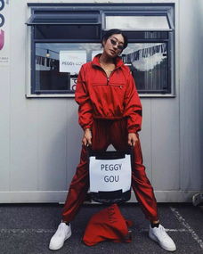 小岛秀夫T恤热销,工作室转型时尚界,揭秘潮流服饰新风向 小岛秀夫T恤热销,工作室转型时尚界,揭秘潮流服饰新风向