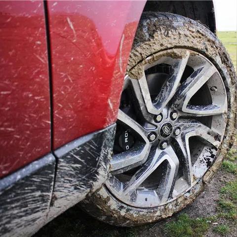 泥泞挑战，轮胎旋转，征服越野巅峰